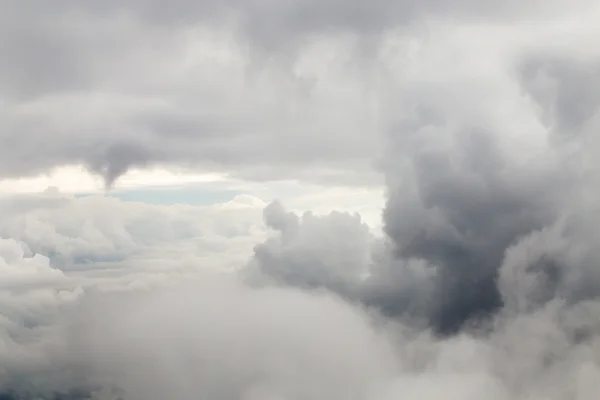 Closeup grote grijze wolken. — Stockfoto