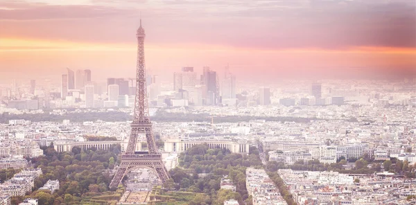 Wieża Eiffla w Paryżu na zachodzie słońca. — Zdjęcie stockowe