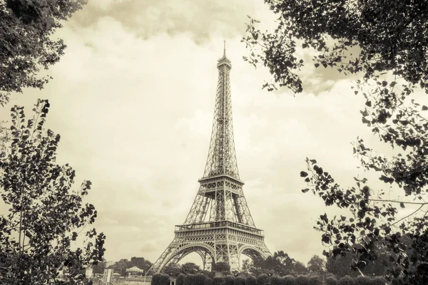 Kilátás az Eiffel-toronyra. — Stock Fotó