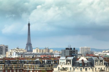 Akşam Paris 'te Eyfel Kulesi.