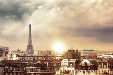 Akşam Paris 'te Eyfel Kulesi.