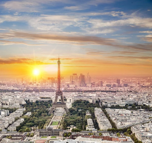 Widok na wieżę Eiffla i Paryż. — Zdjęcie stockowe