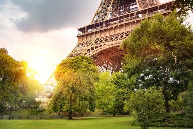 Eyfel Kulesi kısmi görünümünü.