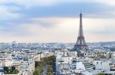 Akşam Eiffel tower görünüm.