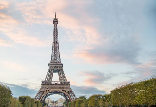 Torre Eiffel desde Champ de Mars . — Foto de Stock