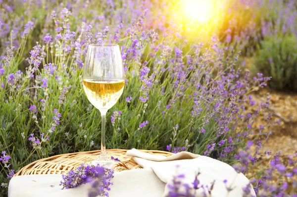 Weinglas und Lavendel. — Stockfoto