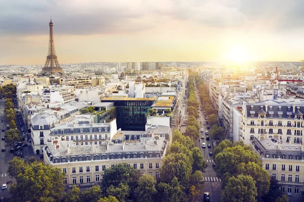 Zachód słońca Paryż i wieżę Eiffla. — Zdjęcie stockowe