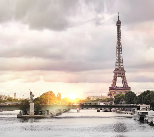 Eiffel wieża zachód słońca. — Zdjęcie stockowe