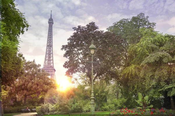 Kilátás az Eiffel-toronyra. — Stock Fotó