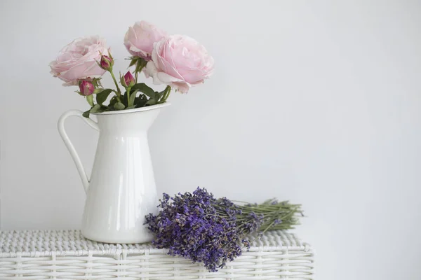 Bouquet de rose violette et de lavande pour la mariée lors de sa journée spéciale — Photo