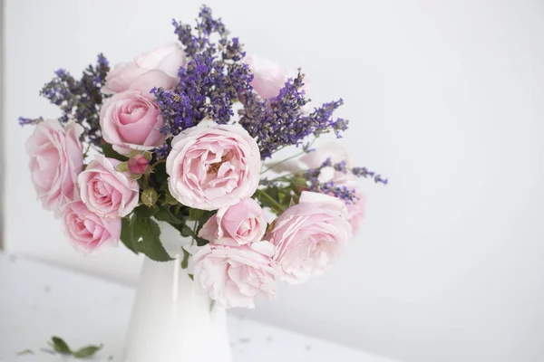 Bouquet de rose violette et de lavande pour la mariée lors de sa journée spéciale — Photo