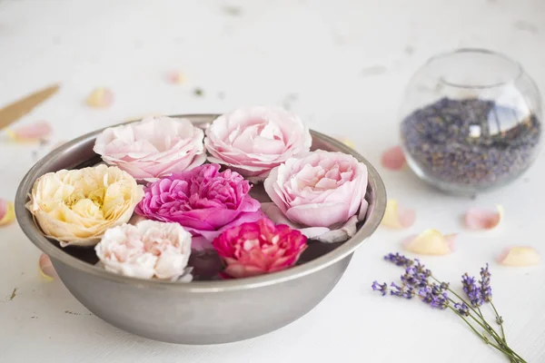 Buquê de lavanda orgânica e água rosa para cuidados com a pele — Fotografia de Stock