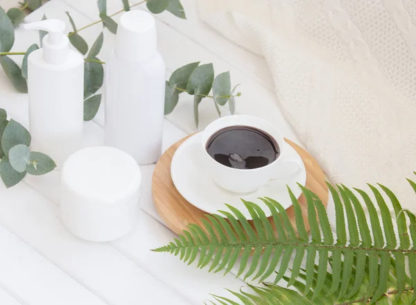 Composição de Spa de jarro de nata e garrafa de xampu com xícara de café preta . — Fotografia de Stock