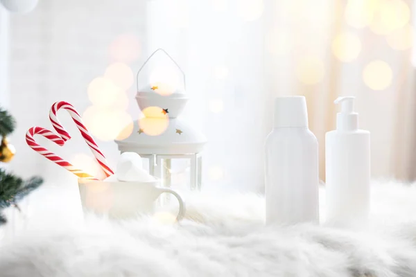 Neujahrskomposition mit Hautpflegeprodukten und Kaffee auf einem Holztisch — Stockfoto