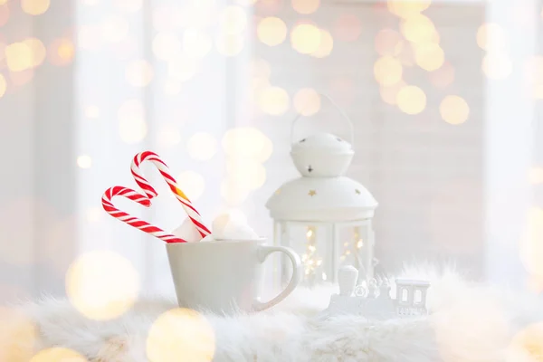 Winter-Tasse Heißgetränk mit Zuckerrohr auf weißem Holzhintergrund — Stockfoto