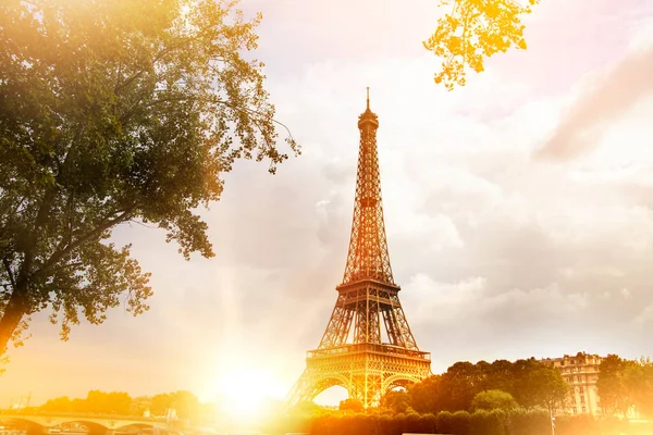 Pôr-do-sol romântico. Torre Eiffel com barcos no rio Sena em Paris, França — Fotografia de Stock