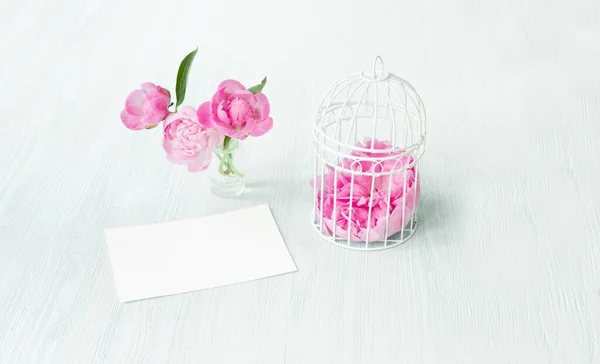 Pequena gaiola de pássaro com buquê de flor de peônia, modelo de cartão de convite com espaço de texto, interior de estilo escândalo moderno — Fotografia de Stock