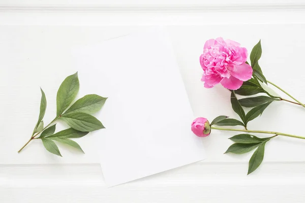 Niedliche Attrappe aus weißem Papierblatt und Pfingstrosen-Blumen. — Stockfoto