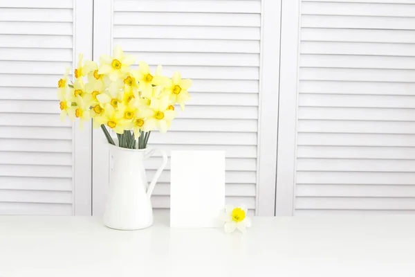 Closeup of yellow daffodil flower in the vase over white shutters background. — Stock Photo, Image