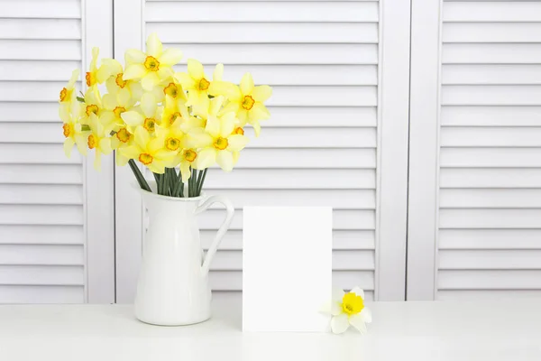 Closeup of yellow daffodil flower in the vase over white shutters background — Stock Photo, Image