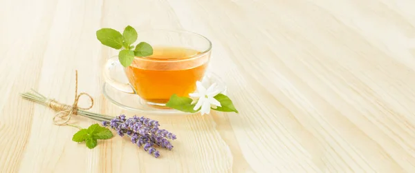 Taza de té con menta . — Foto de Stock