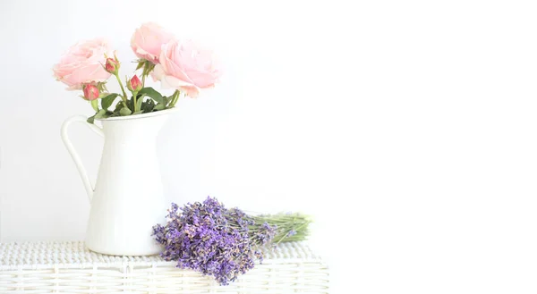 Paarse roos en lavendel boeket voor de bruid op haar speciale dag — Stockfoto