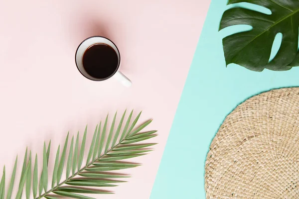Suporte de vime redondo e folhas de palma tropicais com xícara de café em fundo rosa. Conceito de estilo Fltlay com lugar de texto — Fotografia de Stock