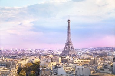 Eyfel Kulesi ve Paris manzarası.