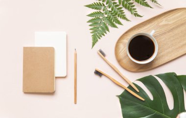 Neşeli yeni güne hazır, sabah enerjisi yiyor, işe gitmeden önce acele et. Beyaz dişler ve sağlık hizmetleri