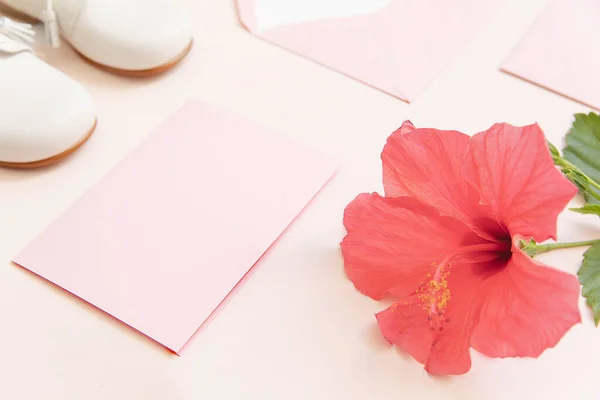 Πρόσκληση χαρτί και κόκκινο λουλούδι ιβίσκους, ελάχιστο φόντο με ένα χώρο για κείμενο. Άποψη στυλ Flatlay από ψηλά — Φωτογραφία Αρχείου