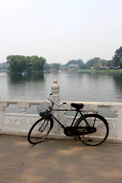 Le vieux vélo inutilisé se trouvait sur la rampe du parc du lac houhai, Pékin — Photo