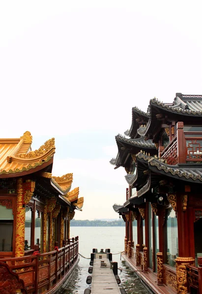 Steen en draak boten geparkeerd in Kunming lake van Summer Palace — Stockfoto