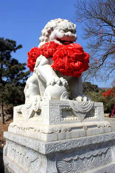 Attaché avec un satin rouge de lions de pierre, gros plan — Photo