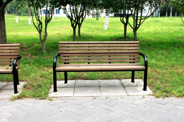 Wooden bench in the city park in Beijing — Stock Photo, Image