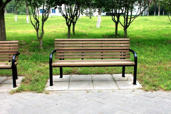 Banc en bois dans le parc de la ville à Pékin — Photo