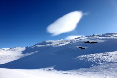 Alpler üzerinde renkli bulut matterhorn, zermatt yakınındaki dağ kar