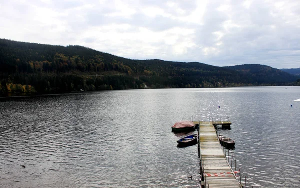 A mólón, a víz a Titisee, Németország — Stock Fotó