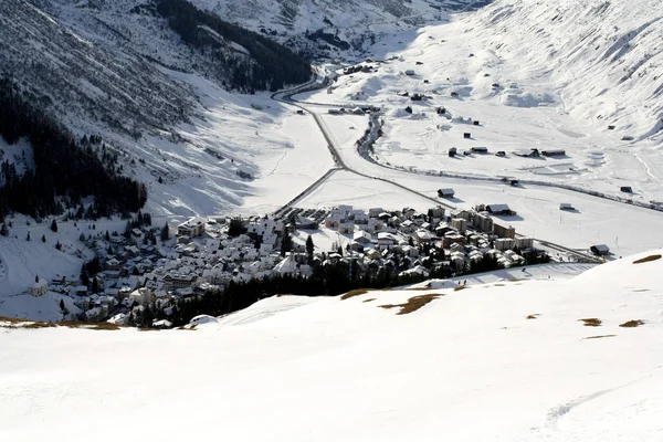 Panoramautsikt över visp stad vintertid i Schweiz, från beskåda av glaciären linje — Stockfoto