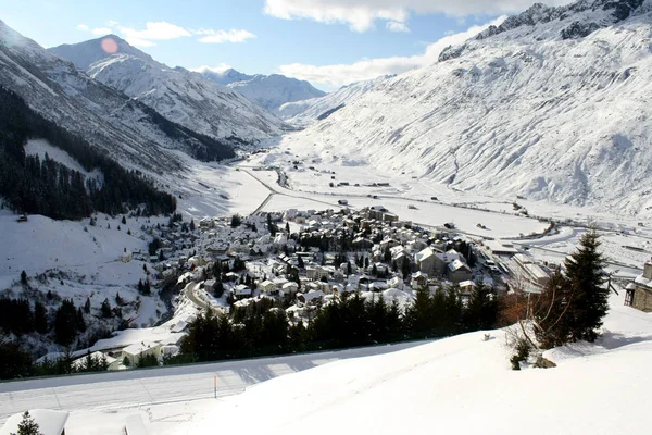 Panoramautsikt över visp stad vintertid i Schweiz, från beskåda av glaciären linje — Stockfoto