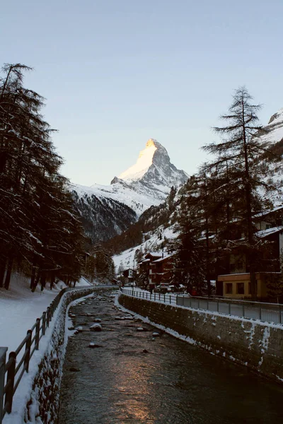 Matterhorn sett från Zermatt i sommar — Stockfoto