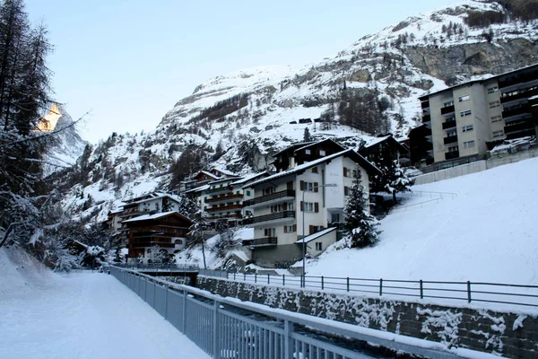 Matterhorn sett från Zermatt i sommar — Stockfoto