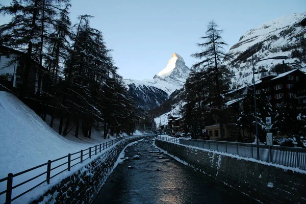 El Matterhorn visto desde Zermatt en verano — Foto de Stock