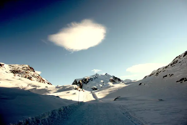 Kleurrijke wolk boven de Alpen sneeuw berg nabij matterhorn, zermatt — Stockfoto