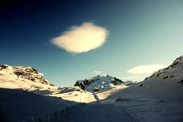 Nuvola colorata sopra le alpi montagna di neve vicino a matterhorn, zermatt — Foto Stock