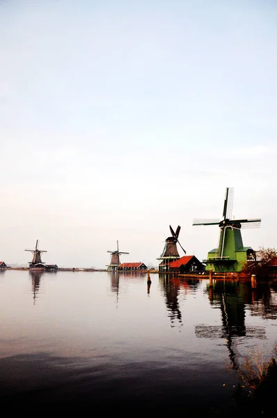 The windemill in the Kinderdijk town in Holland, with the landscape of village, river, meadow and farm — Stock Photo, Image