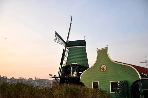 O vento na cidade de Kinderdijk, na Holanda, com a paisagem da aldeia, rio, prado e fazenda — Fotografia de Stock