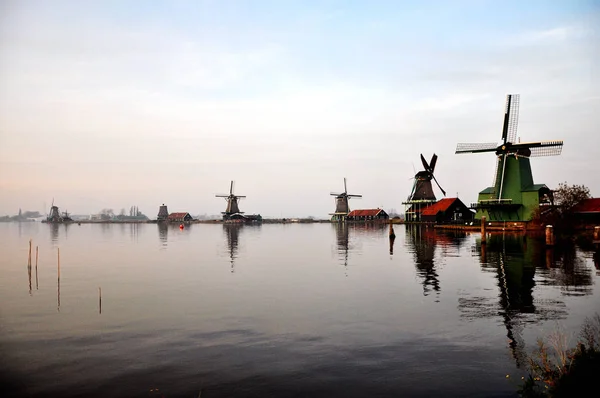 A windemill a városban Kinderdijk Hollandiában, a táj, a falu, a folyó, a rét és a mezőgazdasági — Stock Fotó