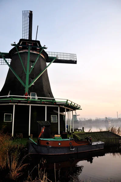 O vento na cidade de Kinderdijk, na Holanda, com a paisagem da aldeia, rio, prado e fazenda — Fotografia de Stock