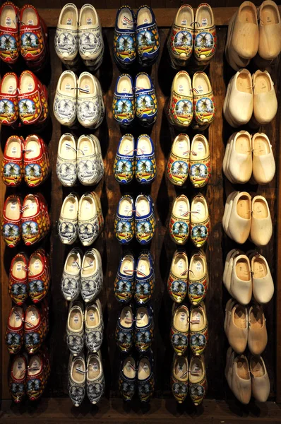 Zapatos holandeses tradicionales montados en pared de madera — Foto de Stock