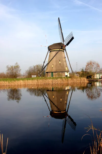 Ветреная погода в голландском городке Фадди с пейзажем деревни, реки, мясорубки и фермы — стоковое фото